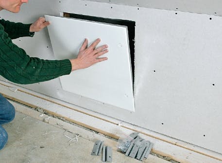 Käyttöullakko: Tarkastusluukun asentaminen aukkoon Käyttöullakko: Tarkista, että luukku sopii kipsilevyyn sahattuun aukkoon